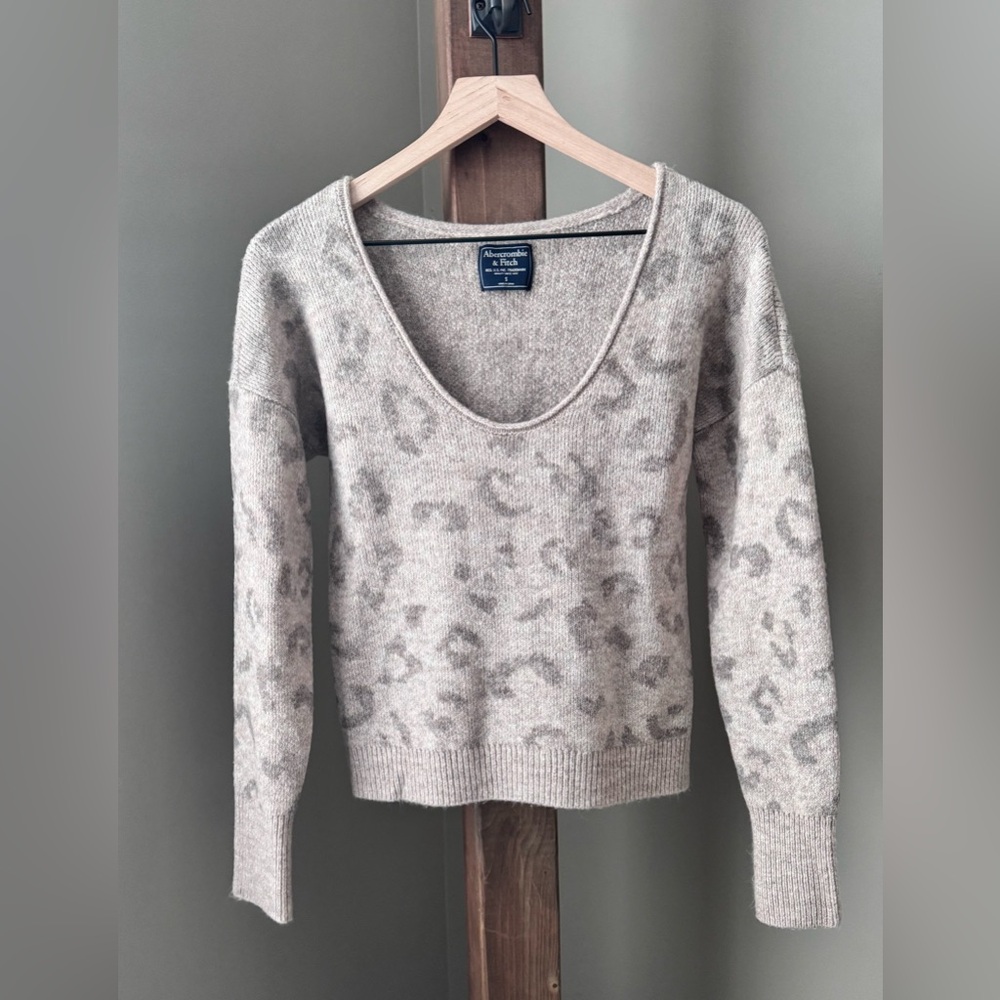 Abercrombie & Fitch Scoop Neck Sweater Light Taupe Grey Soft Leopard Print Sz S